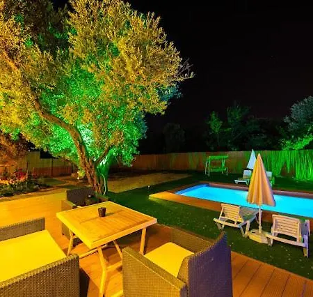 Hotel Merkezde Havuzlu 2 Aileye Uygun 3*